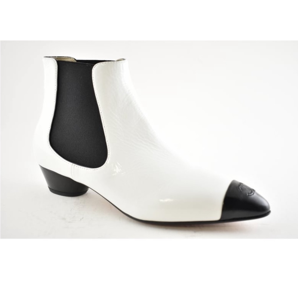 Chanel 19B White Black Leather Cone CC
Logo Ankle Short Pointed Chelsea Boot 38